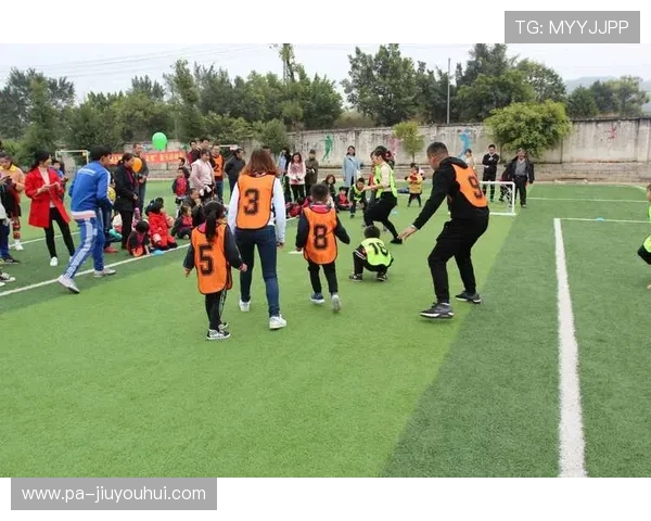 亲子互动快乐开球让孩子在足球趣味玩具中培养团队协作与运动热情